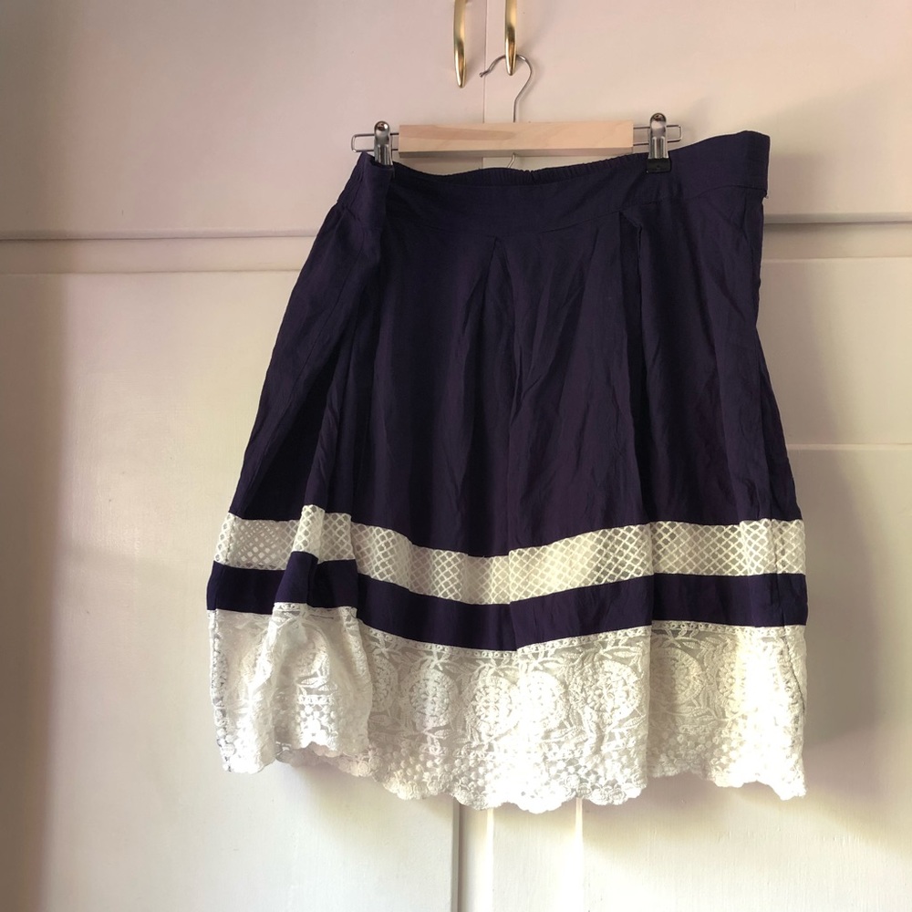 Flowy Navy skirt with lace accents ❤️
